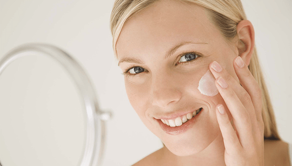 usare una crema per ringiovanire la pelle del viso
