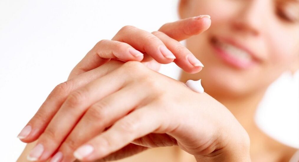applicazione di crema per le mani per ringiovanire la pelle