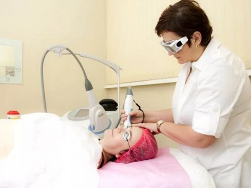 Il cosmetologo esegue la procedura di ringiovanimento laser