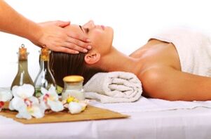 massaggio con oli per il ringiovanimento della pelle